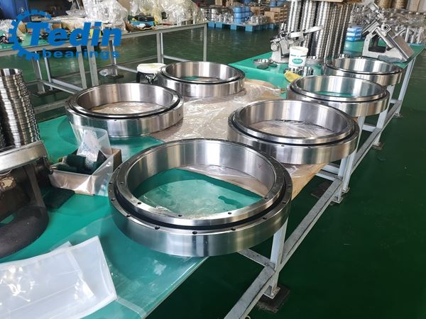 लेजर प्रक्रिया उपकरणों के लिए प्रयुक्त प्रीलोडेड स्लीविंग बियरिंग्स।